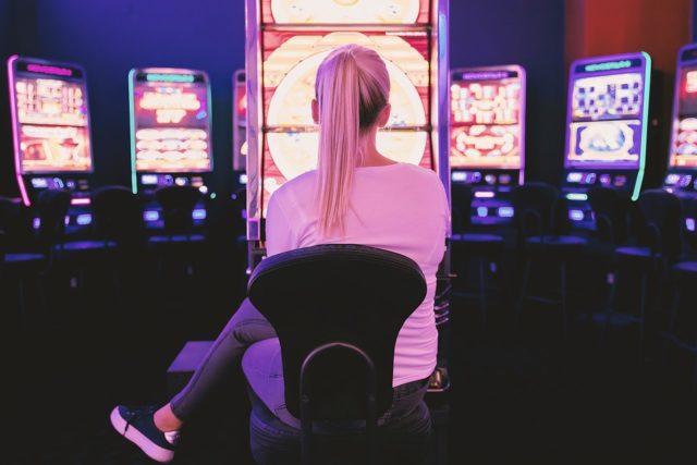 Casino devant machine à sous