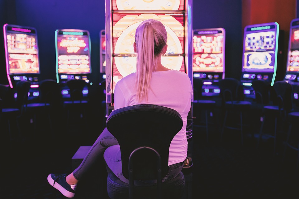 Casino devant machine à sous