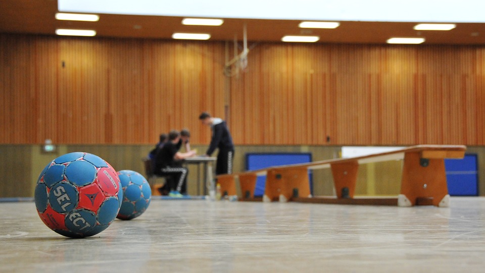 Ballons de hand (handball) sur un terrain d'entrainement